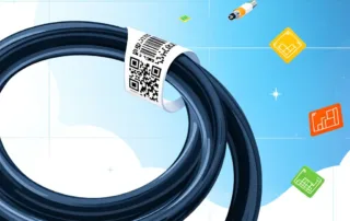Zwarte industriële kabel met witte QR-code label en kleurrijke kabellabels op blauwe achtergrond