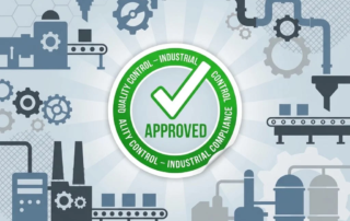 Groene goedkeuringssticker met vinkje omringd door industriële apparatuur silhouetten in professioneel blauw-grijs ontwerp