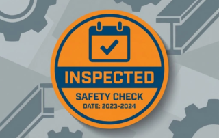 Industriële inspectiesticker met kalender en vinkjes in oranje en blauw, omringd door geometrische machinesilhouetten