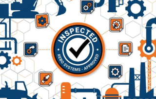 Grote inspectie sticker met vinkje omringd door industriële apparatuur silhouetten in blauw en oranje kleuren