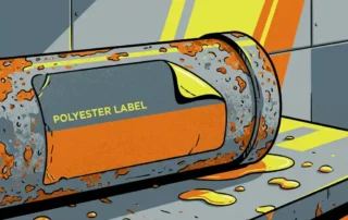 Chemisch resistente polyesterlabel die loslaat op gecorrodeerde metalen pijp, omringd door industriële oplosmiddeldruppels op stalen werkoppervlak.