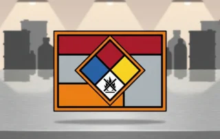 Gevarendiamant in oranje, rood en wit op industrieel polyester etiket, omgeven door chemische verpakkingen in een fabriek.