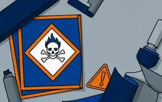 GHS-gevaarlabel op stalen industrieel oppervlak, omgeven door chemisch bestendige polyester labelmateriaal en oranje waarschuwingssymbool.