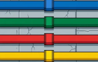 Vier parallelle industriële leidingen in blauw, groen, rood en geel met kleurcoderingsringen langs een betonnen fabrieksmu­ur.