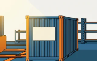Rechtopstaande industriële zeecontainer met vers aangebracht etiket in een magazijn, heftruck sporen en metalen stellingen op achtergrond.