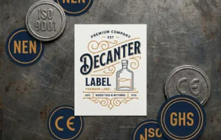 Decanteeretiketten op een verouderd stalen werkblad, omringd door gegraveerde certificeringsmedailles in ISO-, CE- en GHS-stijl.
