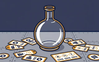 Glazen decanteerflacon op stalen werkbank, omringd door labelkaartjes met ISO-, NEN- en GHS-compliance symbolen.